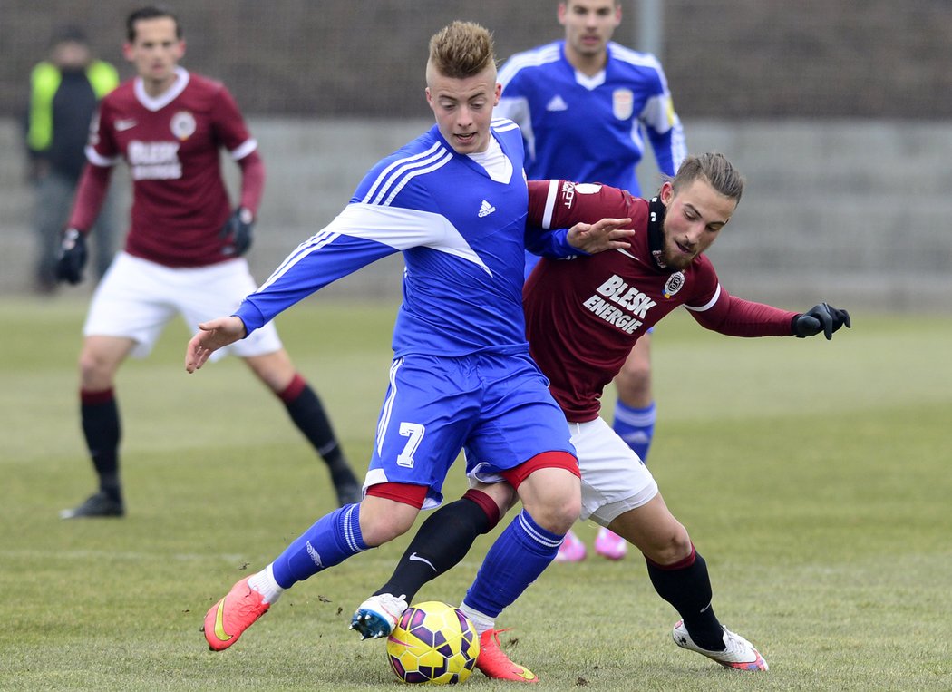 Fotbalisté Sparty vyhráli v generálce na jarní část ligy nad Duklou Banská Bystrica. Lukáš Vácha ze Sparty (vpravo) v souboji o míč s Marošem Balkem z Banské Bystrice.