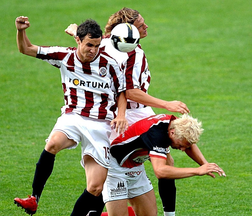 Souboj trojice (zleva) Jiří Kladrubský, Nejc Pečnik a David Witteveen v duelu Sparta Praha - St. Andrä.