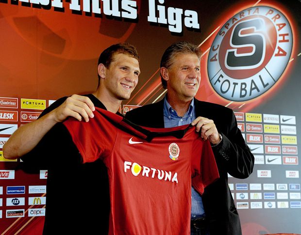 Kouč Sparty Jozef Chovanec představuje novou posilu Alexandra Prudnikova Kouč Sparty Jozef Chovanec představuje novou posilu Alexandra Prudnikova