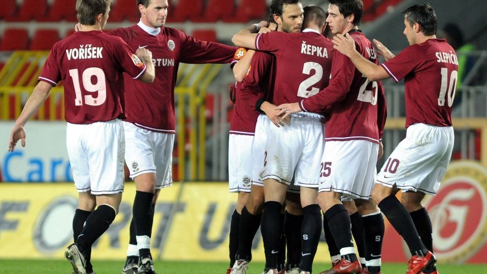 Patrik berger (uprostřed) se raduje se spoluhráči ze vstřelené branky.