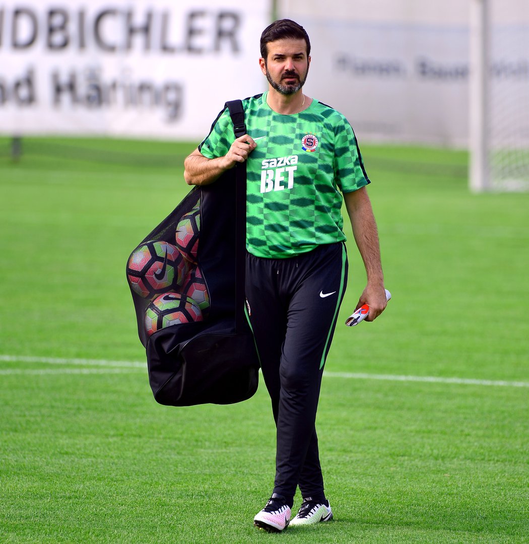 Italský kouč Andrea Stramaccioni při příchodu na trénink