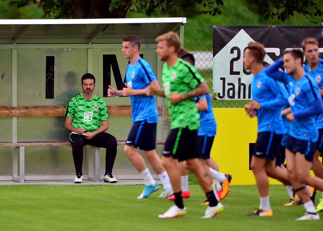 Stramaccioni sleduje své svěřence při výklusu