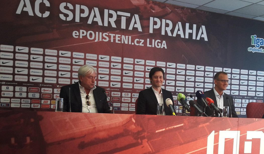 Tomáš Rosický, jeho agent Pavel Paska (vlevo) a majitel Sparty Daniel Křetínský na tiskové konferenci