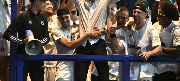 Titul na Letné s hráči slavil také sportovní ředitel Tomáš Rosický