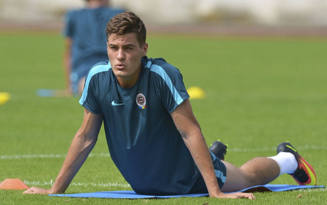 Útočník Patrik Schick ještě během tréninku ve Spartě