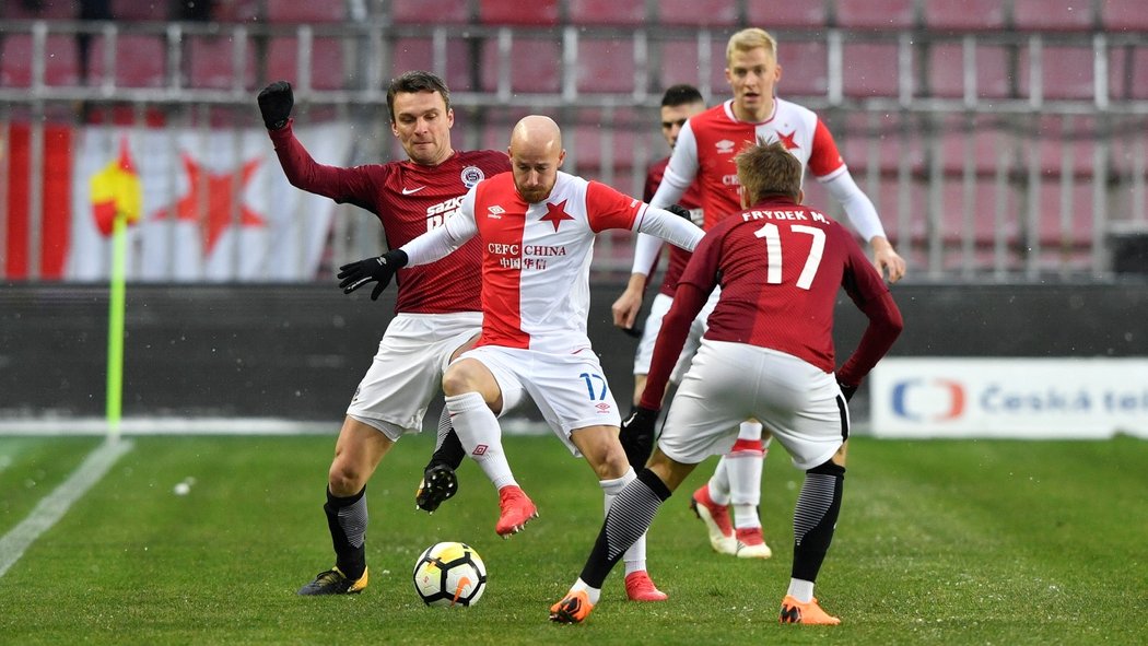 Slávistický záložník Miroslav Stoch se snaží prosadit přes sparťanskou přesilu v pražském derby