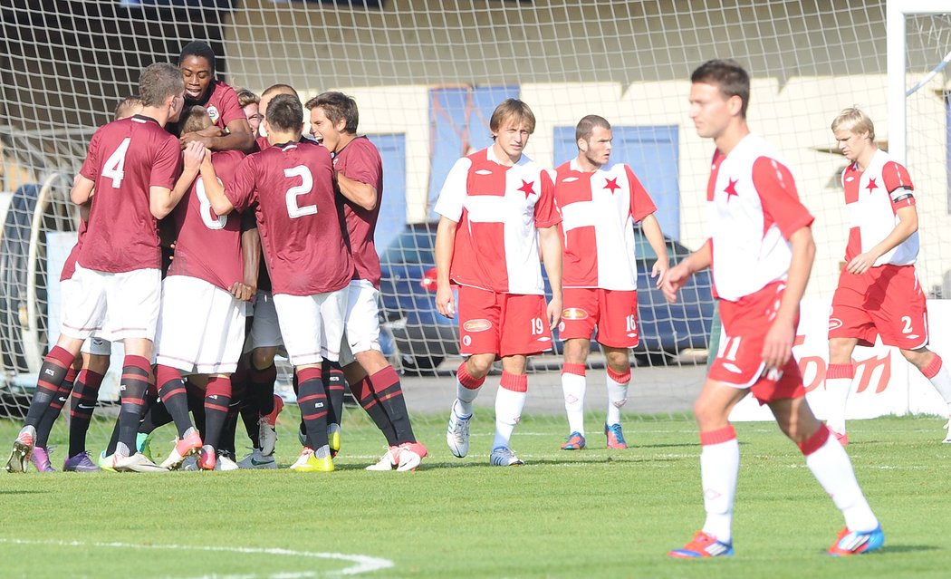 Sparťané sice vedli v juniorské lize nad Slavií už 2:0, nakonec ale prohráli 2:4. Slavia je na tom daleko lépe i v tabulce.