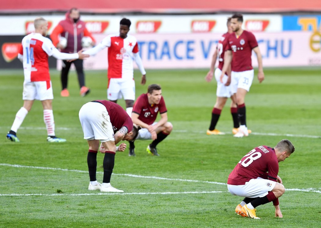 Zklamaní hráči Sparty po porážce Slavie v semifinále MOL Cupu