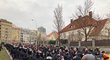 Sparťanské fanoušky, kteří míří na derby se Slavií, doprovází policie