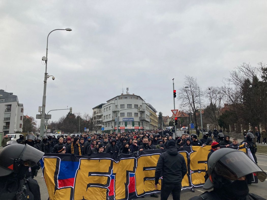 Fanoušci Sparty během pochodu na derby se Slavií