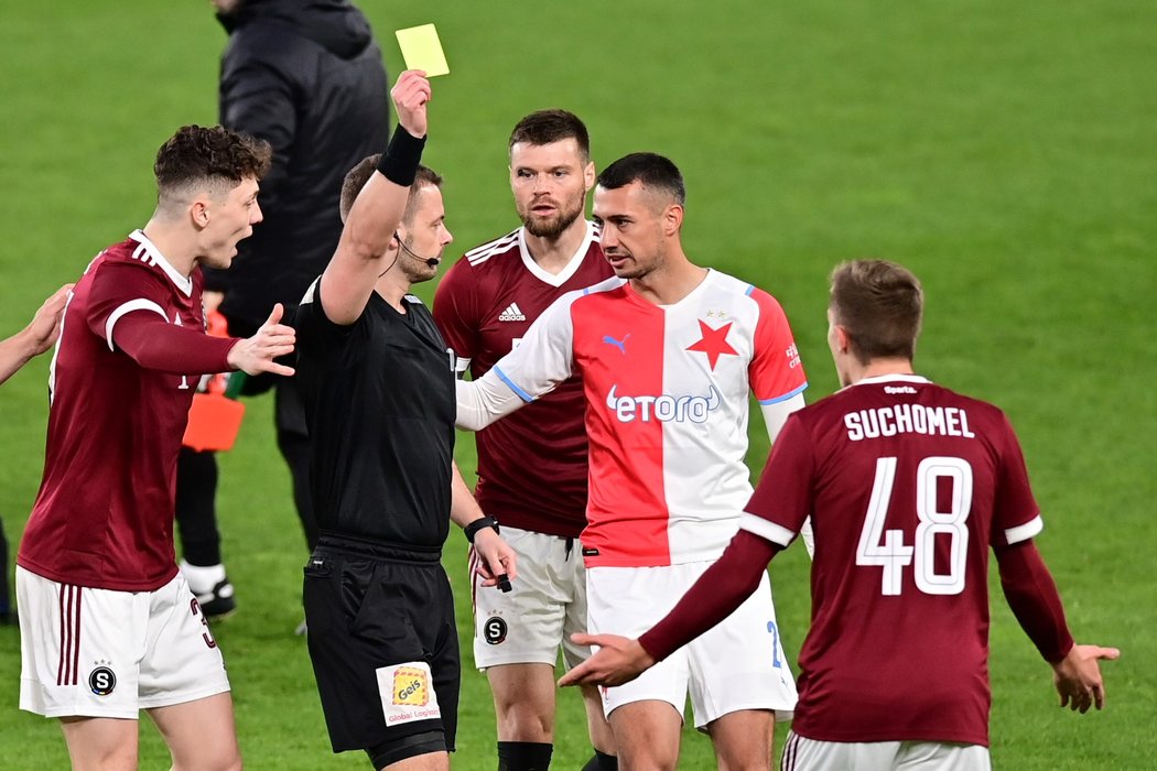 Debata s rozhodčím Pavlem Orlem, který dal na začátku pohárového derby mezi Slavií a Spartou žlutou kartu hostujícímu Suchomelovi