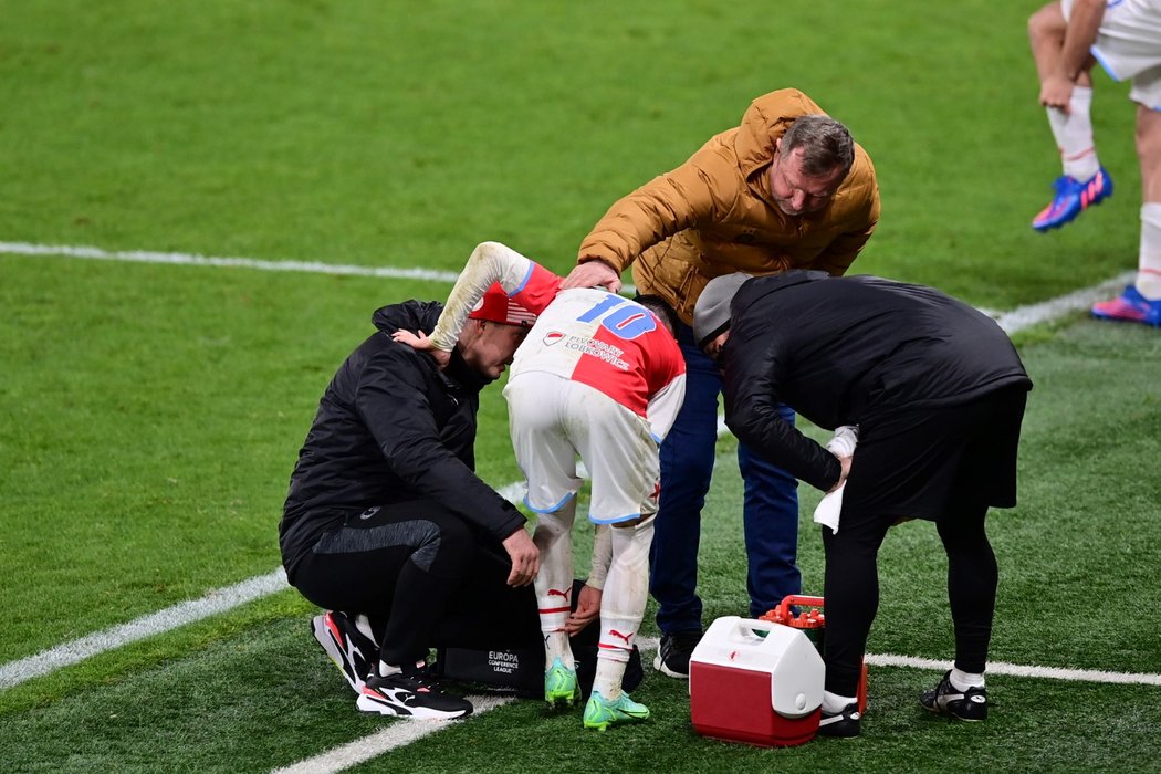 Srdjan Plavšič ze Slavie musel v derby se Spartou kvůli zranění střídat