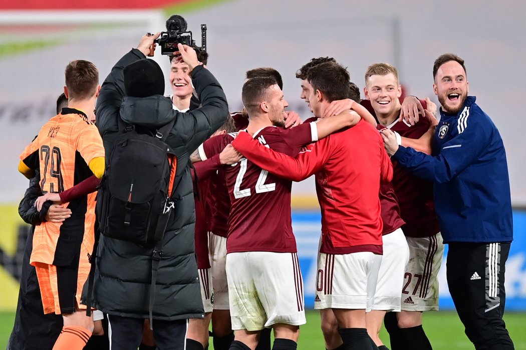 Radost hráčů Sparty po výhře ve čtvrtfinále MOL Cupu proti Slavii