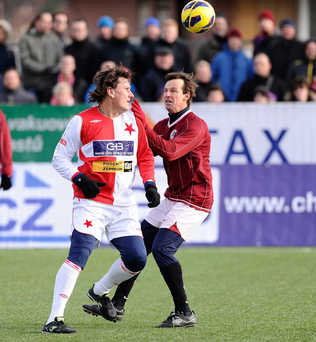 Dvě derby a dvě nálože. Poslední dvě fotbalová utkání roku ovládli jasně slávisté. Tradiční Silvestrovské derby internacionálů vyhráli nad Spartou 8:5 a oplatili Letenským loňskou porážku. Připsali si už osmnácté vítězství z dosavadních 27 vzájemných měření sil.