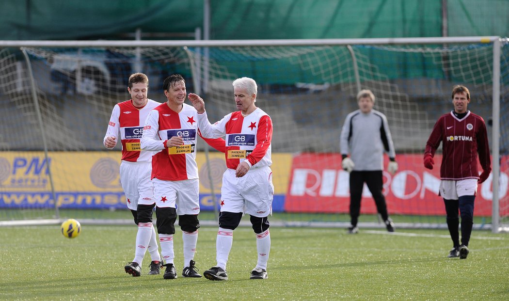 Slavia vyhrála i veteránské derby, Spartu nezachránil ani František Straka (vpravo)