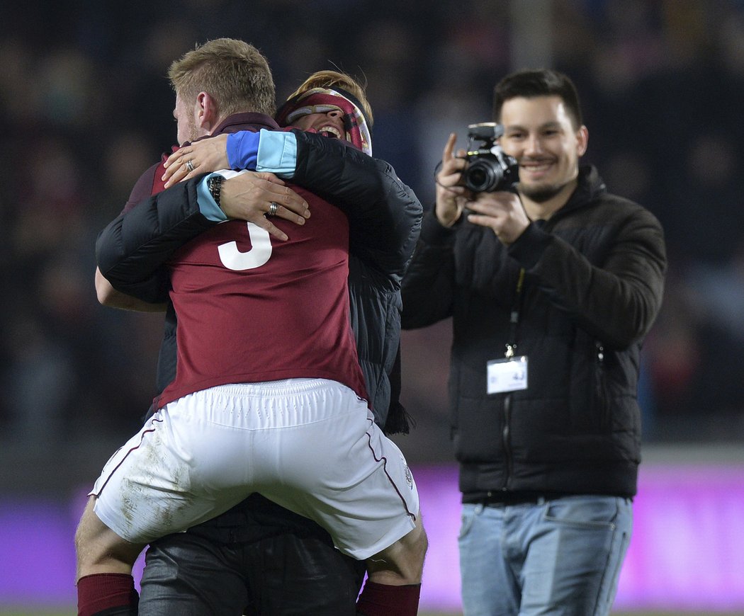 Sparťané slavili výhru v derby, do náručí Radoslava Kováče padl stoper Jakub Brabec