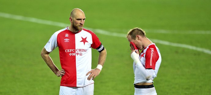 Smutek slávistických fotbalistů po prohře na Spartě, vlevo kapitán Martin Latka