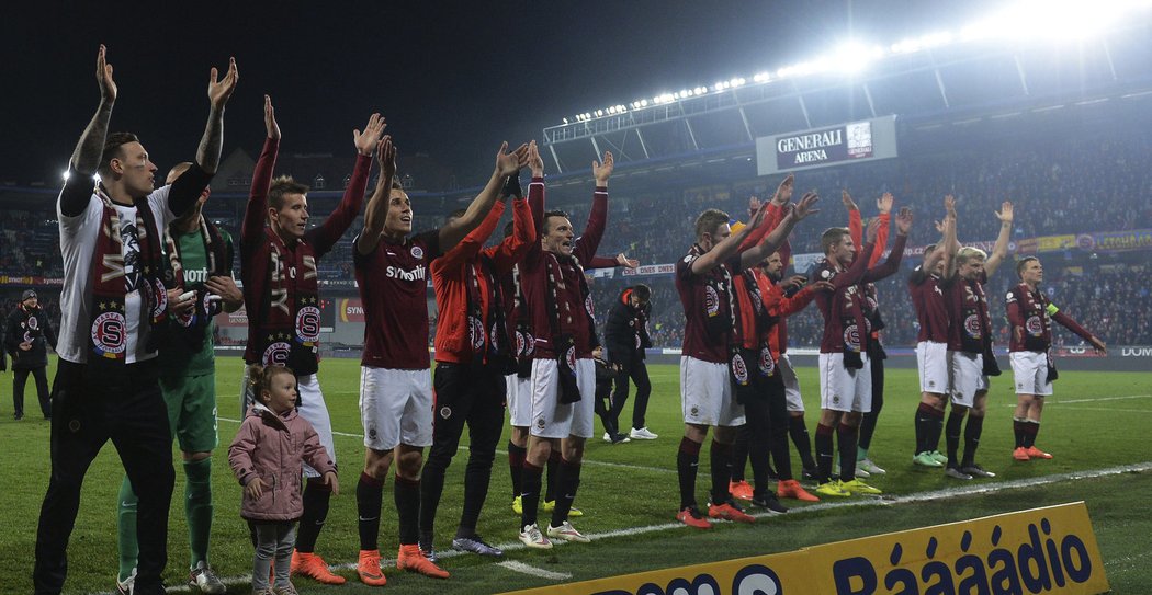 Sparťanští fotbalisté děkují fanouškům po výhře v derby