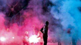 Za vhození světlice na stadion pokuta až 100 tisíc. Zpřísnění trestů čeká na Zemanův podpis