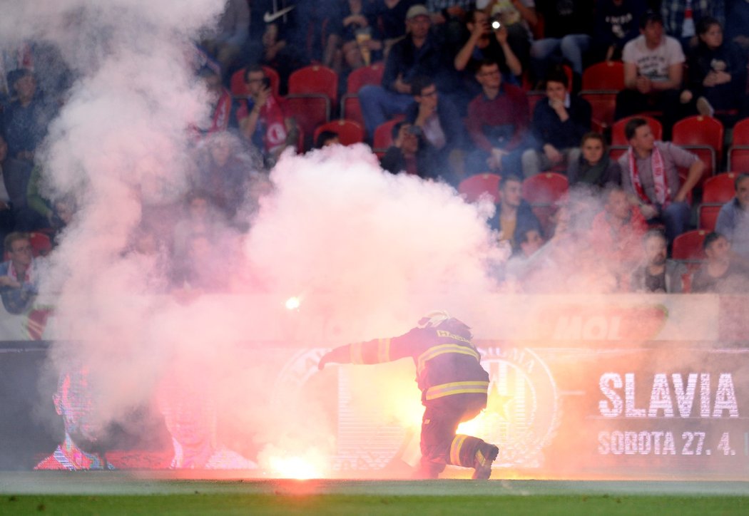 Takhle by to naopak vypadat nemělo: Fanoušci Sparty zasypali při pohárovém derby hřiště světlicemi