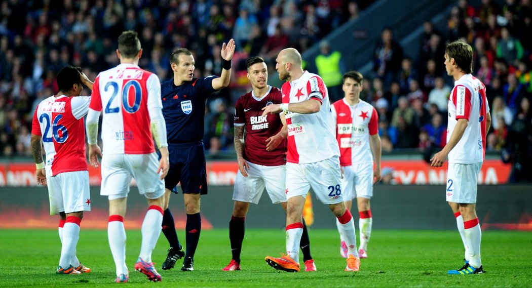 Sudí Pavel Královec během pražského derby mezi Spartou a Slavií