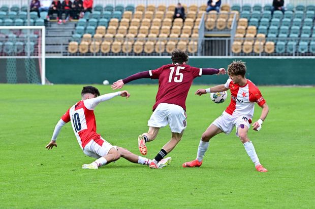 Marek Naskos ze Slavie (úplně vlevo) jde skluzem do souboje s Mariánem Weberem Marek Naskos ze Slavie (úplně vlevo) jde skluzem do souboje s Mariánem Weberem