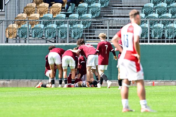 Mladíci Sparty se radují z gólu Ondřeje Penxy Mladíci Sparty se radují z gólu Ondřeje Penxy