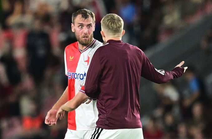 Chorý po derby provokoval, napálil míč na tribunu. Pustil se do něj hlouček sparťanů Chorý po derby provokoval, napálil míč na tribunu. Pustil se do něj hlouček sparťanů