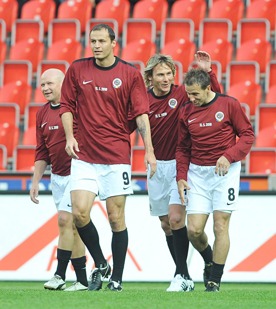 Zleva Ivan Hašek, Vratislav Lokvenc, Pavel Nedvěd a Karel Poborský slaví gól