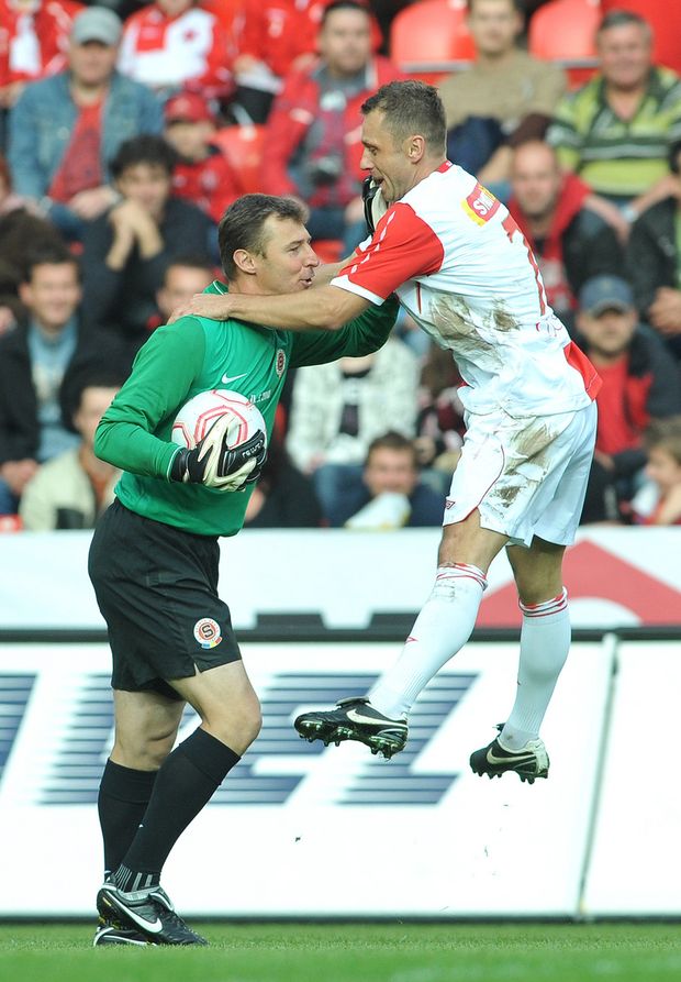 Sparťanský brankář Petr Kouba s Ivo Ulichem Sparťanský brankář Petr Kouba s Ivo Ulichem