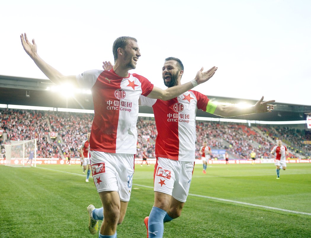 Střelec Tomáš Souček se raduje z trefy v semifinále MOL Cupu společně s Josefem Hušbauerem