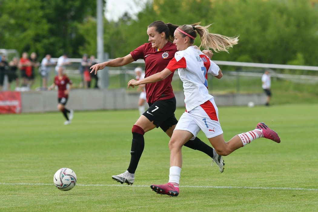 Souboj sparťanky Lucie Martínkové se Simonou Necidovou ze Slavie