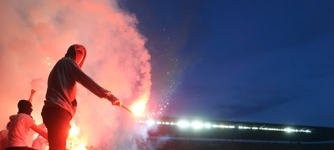 Fanoušci Slavie v prvním poločase rozsvítili vršovickou arénu pyrotechnikou