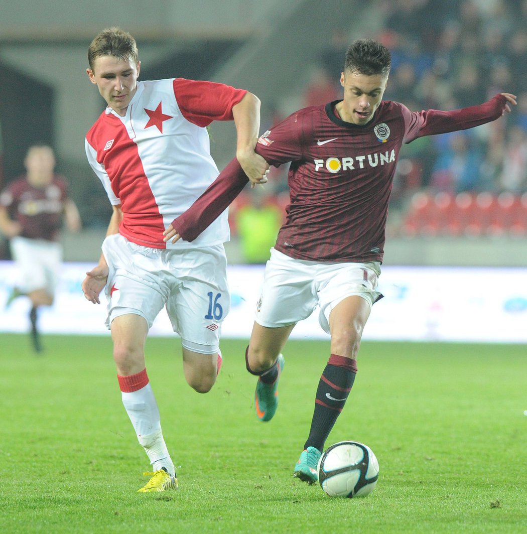 Tomu, že Sparta bude v derby o krok napřed před Slavií, tak jako dokazuje Václav Kadlec (vpravo) a Martin Zmrhal, věří drtivá většina sázkařů