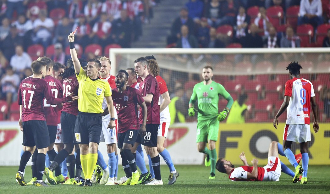 Martin Frýdek na konci prvního poločasu semifinále MOL Cupu velmi tvrdě zajel do Josefa Hušbauera