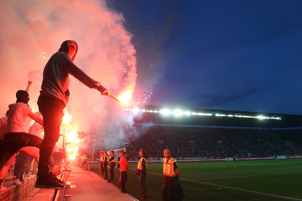 Fanoušci Slavie v prvním poločase rozsvítili vršovickou arénu pyrotechnikou