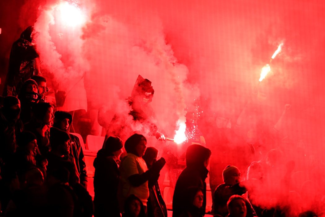 Fanoušci pražské Sparty si do Příbrami přivezli pyrotechniku