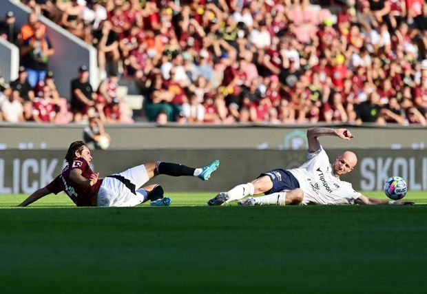 Sparťan Markus Solbakken po střetu s Michaelem Krmenčíkem ze Slovácka Sparťan Markus Solbakken po střetu s Michaelem Krmenčíkem ze Slovácka