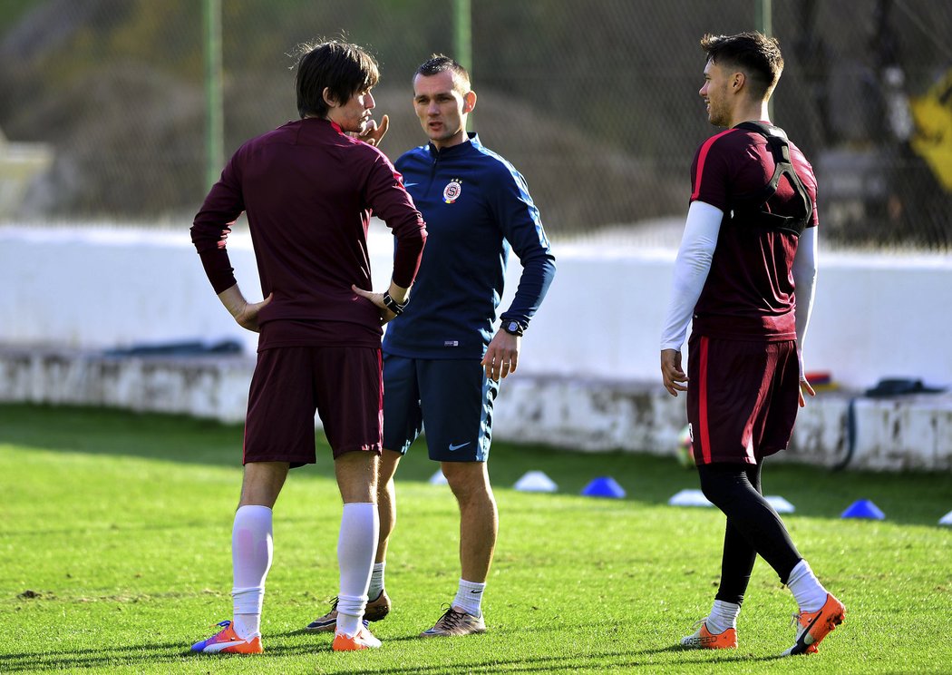 Sparťanský útočník Václav Kadlec (vpravo) v debatě s Tomášem Rosickým