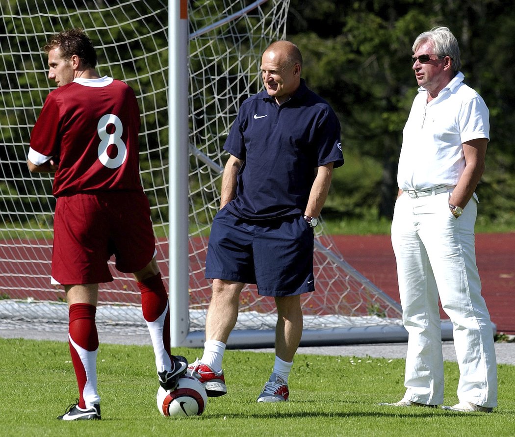 Kouč Sparty Jaroslav Hřebík sleduje spolu s Karlem Poborským trénink na soustředění v Seefeldu v roce 2005, vpravo přihlíží agent Pavel Paska