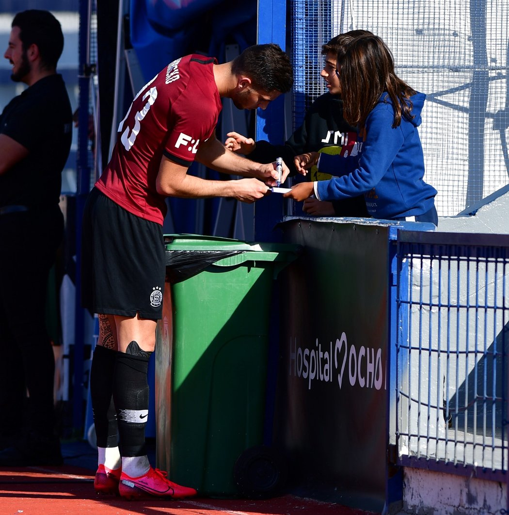 Sparťanský obránce Dávid Hancko se na soustředění ve španělské Marbelle podepisuje fanouškům