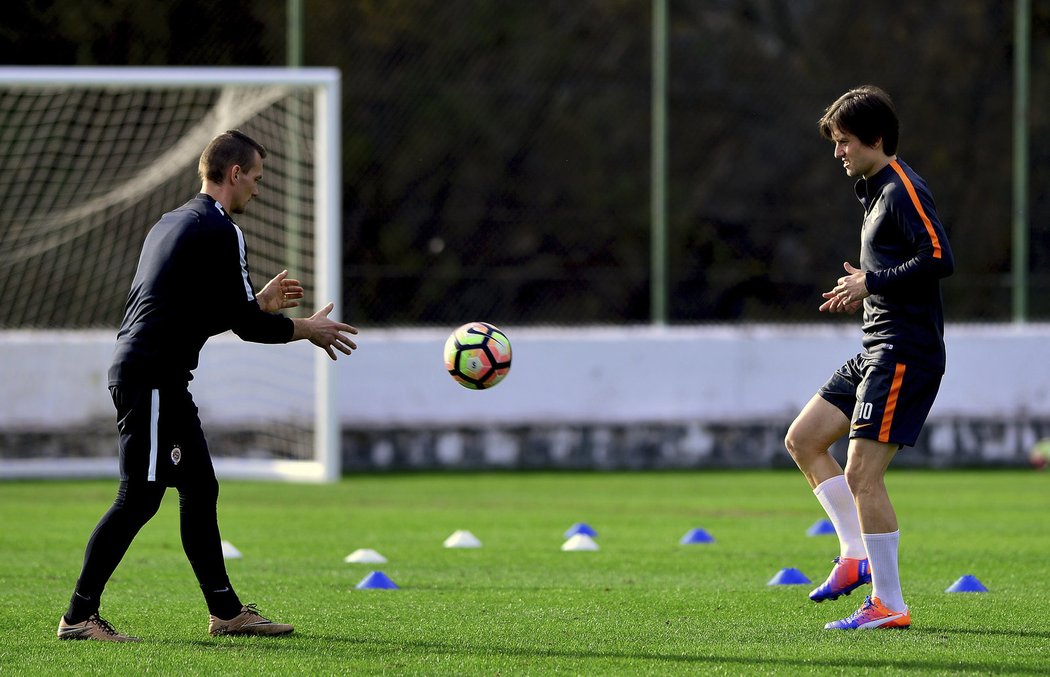 Tomáš Rosický si na tréninku ve Španělsku opět osahával i fotbalový míč