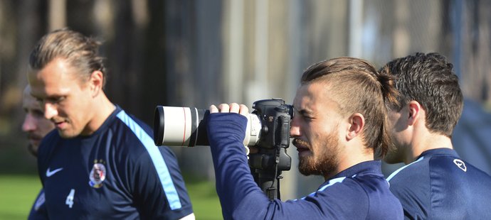 Záložník Sparty Lukáš Vácha si během soustředění v Turecku vyzkoušel práci s fotoaparátem.
