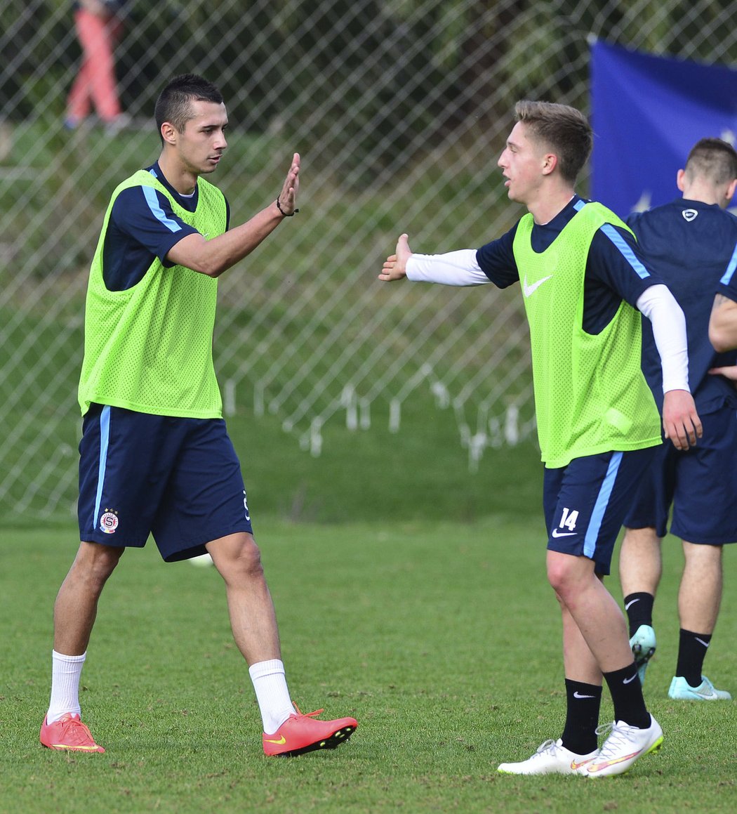 Fotbalisté Sparty Ivan Schranz si pleská na tréninku s dalším nováčkem v kádru Letenských Tomáš Wiesner.