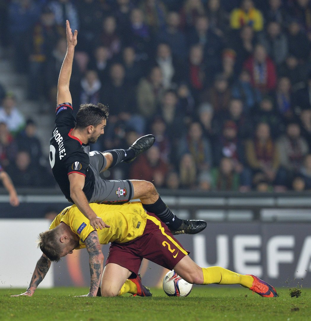 Sparťanský obránce Ondřej Mazuch v souboji s Rodriguezem ze Southamptonu