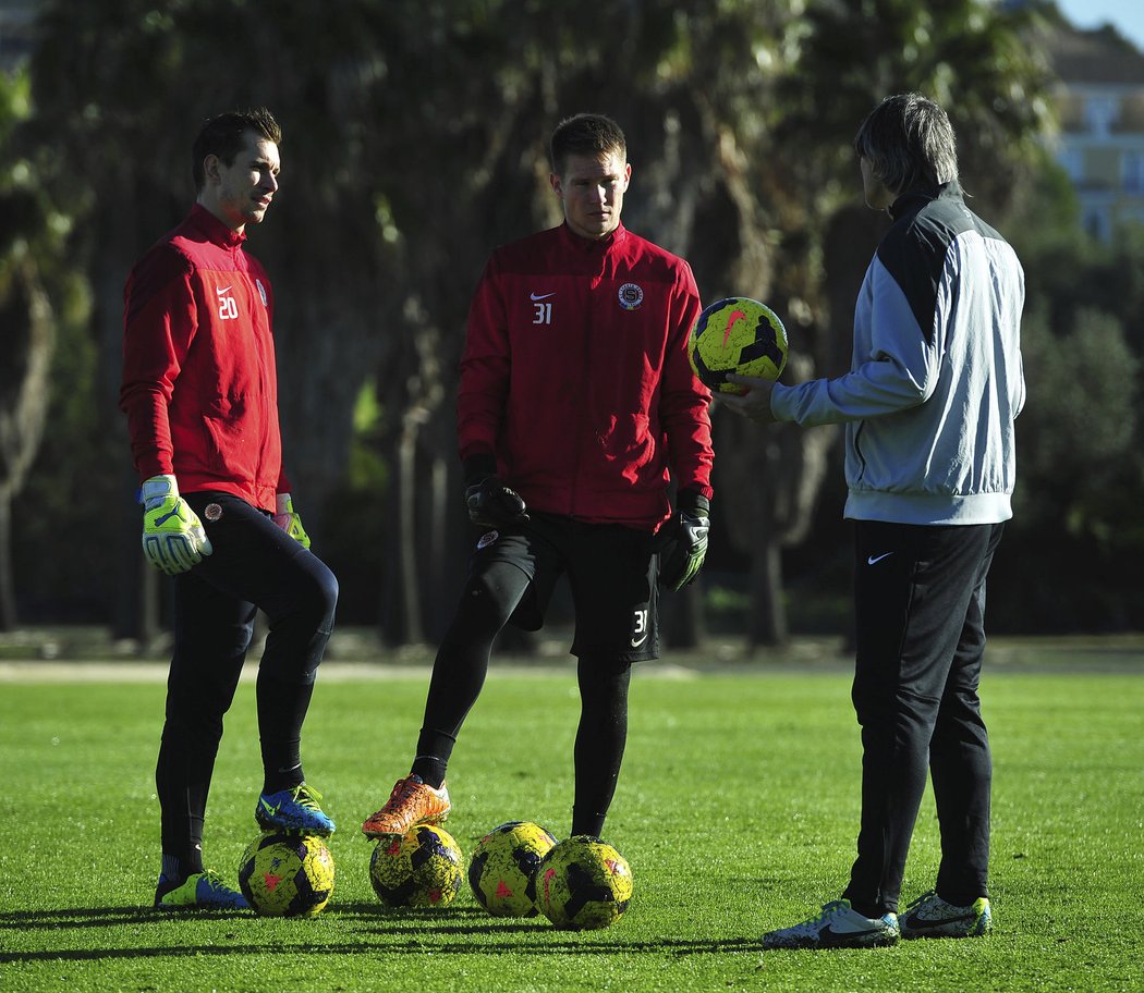 Trenér brankářů Sparty Pavel Srníček (zády) s dvojicí Milan Švenger, Tomáš Vaclík