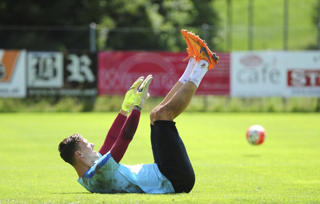 Brankář Marek Štěch při cvičení na soustředění v Rakousku.