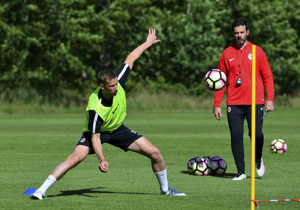 Marc Janko a Andrea Stramaccioni na sparťanském tréninku