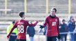 Sparťanští fotbalisté se radují z gólu do sítě Táborska