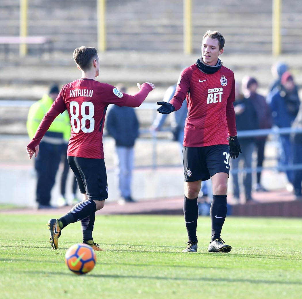 Sparťanští fotbalisté se radují z gólu do sítě Táborska